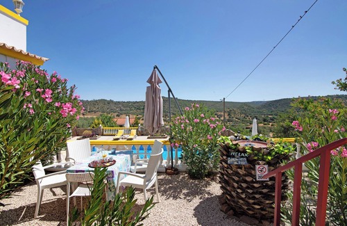 Loule House | Holiday Home 'Casa 2' with Shared Pool and Wi-Fi