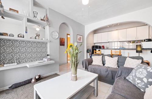 Los Altos House | Holiday Home 'Casa Alta' with Sea View, Shared Pool and Wi-Fi