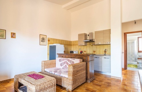 Torre di Bari House | Holiday Home 'Casa Alva' with Private Terrace, Wi-Fi and Air Conditioning