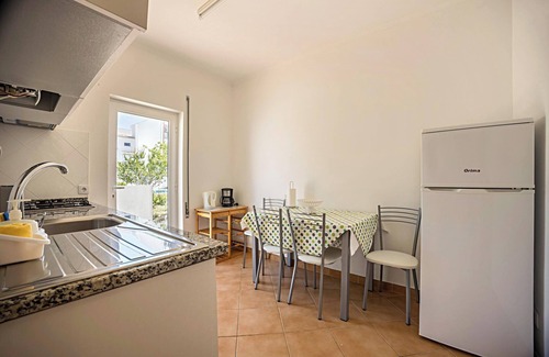 Burgau House | Holiday Home Casa Bege T2 with Shared Pool, Shared Garden, Terrace & Wi-Fi