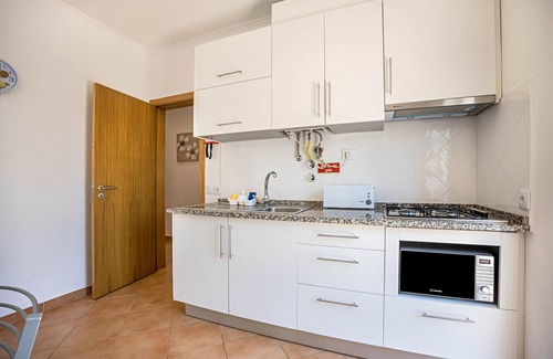 Burgau House | Holiday Home Casa Bege T2 with Shared Pool, Shared Garden, Terrace & Wi-Fi