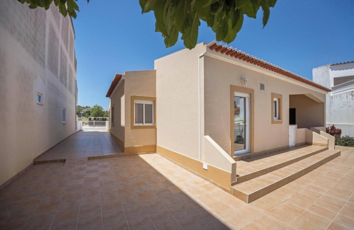 Burgau House | Holiday Home Casa Bege T2 with Shared Pool, Shared Garden, Terrace & Wi-Fi