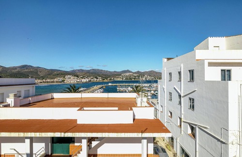 Llanca House | Holiday Home "Casa centro port" Near Beach with Sea View & Balcony