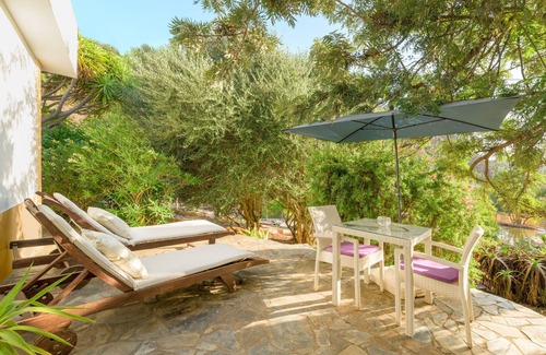 Baiona House | Holiday Home 'Casa Cisne - Selão Da Eira' with Lake View, Shared Pool and Wi-Fi