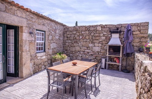 Sortelha House | Holiday Home 'Casa Da Cerca' with Mountain View, Wi-Fi and Air Conditioning