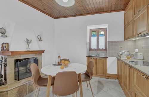 Katokhorion House | Holiday Home 'Casa De La Vita' with Mountain View, Wi-Fi and Air Conditioning