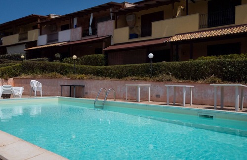 Badesi House | Holiday Home "Casa di Maya" with Shared Pool and Wi-Fi