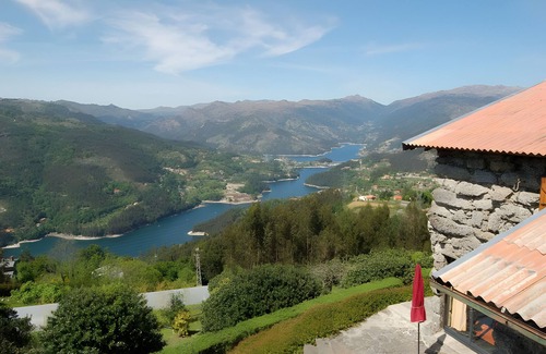 Canicada House | Holiday Home 'Casa Do Gêres' with Lake View, Private Pool and Wi-Fi