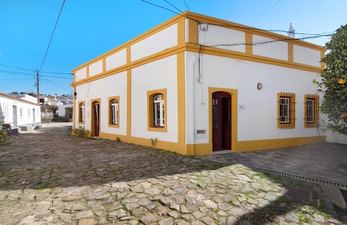 Carvalhinhos House | Holiday Home "Casa do Lavrador Furnazinhas" with Mountain View & Wi-Fi