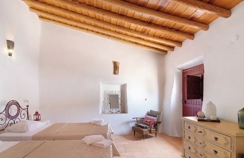Loule House | Holiday Home 'Casa Do Monte Da Portela' with Shared Pool, Private Terrace and Wi-Fi