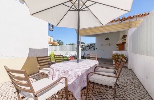 Fonte de Sesimbra Villa | Holiday Home 'Casa Do Pinhal Sesimbra' with Private Terrace, Private Garden and Wi-Fi