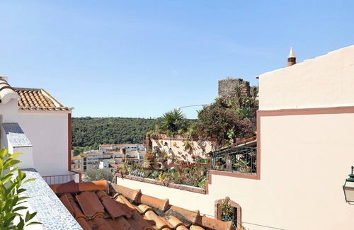Silves House | Holiday Home 'Casa Doce' with Private Terrace, Wi-Fi and Air Conditioning