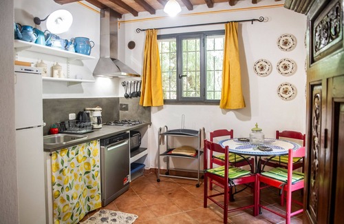 Grosseto House | Holiday Home 'Casa Elfo' with Shared Pool, Private Terrace and Wi-Fi