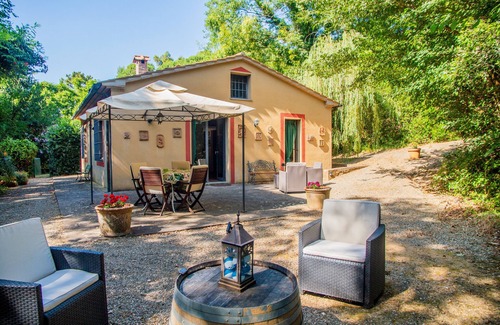 Grosseto House | Holiday Home 'Casa Elfo' with Shared Pool, Private Terrace and Wi-Fi