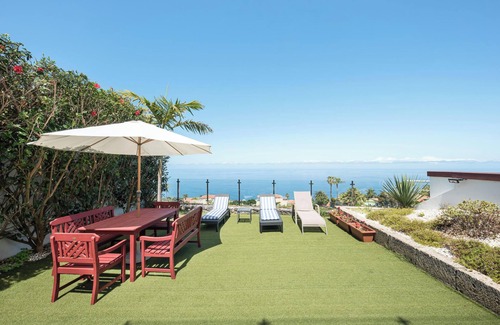 Las Cuevas House | Holiday Home ‘Casa Santa Úrsula’ with Sea View, Pool, Wi-Fi & Garden