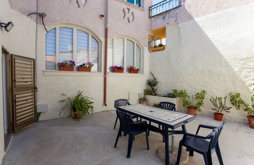 Irgoli House | Holiday Home 'Casa Irgoli - Sardegna' with Private Terrace, Wi-Fi and Air Conditioning