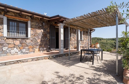 Dorgali House | Holiday Home 'Casa Luna' with Lake View, Wi-Fi and Air Conditioning
