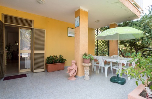 Posada House | Holiday Home 'Casa Monica' with Shared Terrace and Shared Garden