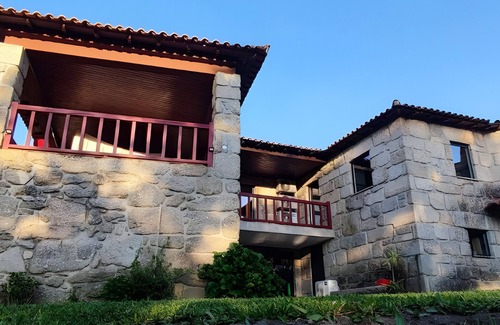 Povoa de Lanhoso House | Holiday Home 'Casa Nova Das Oliveiras' with Mountain View, Wi-Fi and Air Conditioning