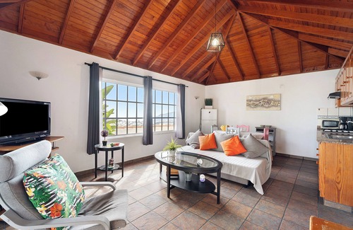 Los Llanos de Aridane House | Holiday Home 'Casa Óscar' with Mountain View, Private Pool and Wi-Fi