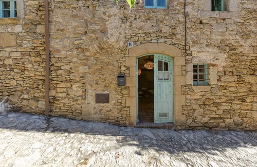 Peratallada House | Holiday Home 'Casa Peratallada' with Wi-Fi and Air Conditioning