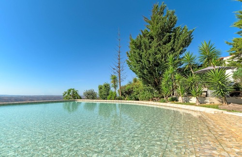 Baiona House | Holiday Home 'Casa Pavão - Selão Da Eira' with Sea View, Shared Pool and Wi-Fi