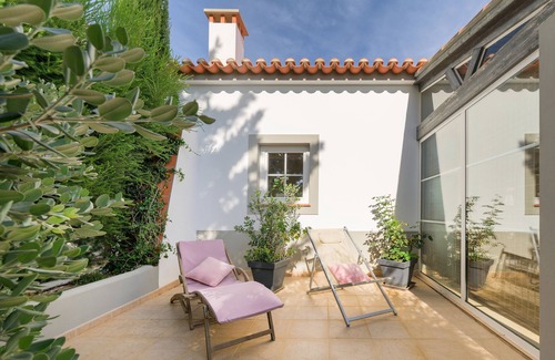 Baiona House | Holiday Home 'Casa Pavão - Selão Da Eira' with Sea View, Shared Pool and Wi-Fi