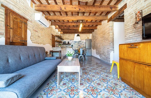Deltebre House | Holiday Home "Casa Rural Mestre" with Shared Outdoor Pool, A/C and Wi-Fi