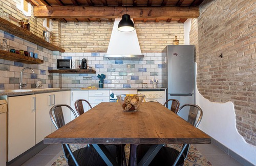 Deltebre House | Holiday Home "Casa Rural Mestre" with Shared Outdoor Pool, A/C and Wi-Fi