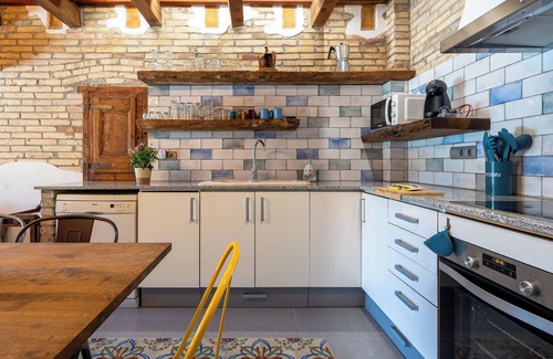 Deltebre House | Holiday Home "Casa Rural Mestre" with Shared Outdoor Pool, A/C and Wi-Fi