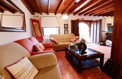 Castillo Siete Villas House | Holiday Home 'Casa Rural Cerca A Playas' with Private Pool, Private Terrace and Wi-Fi