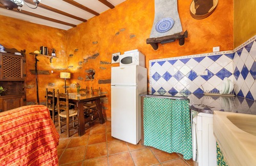 Laroya House | Holiday Home 'Casa Rural Jaraiz Vip' with Mountain View, Shared Pool and Wi-Fi