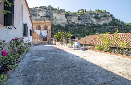 San Lorenzo House | Holiday Home 'Casa Sonia' with Mountain View, Private Terrace and Wi-Fi