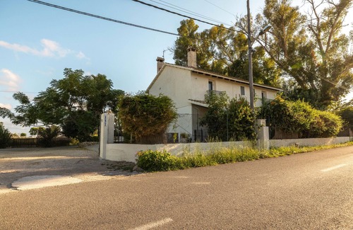 Deltebre House | Holiday Home 'Casa Sorrapa' with Lake Views, Wi-Fi and Air Conditioning