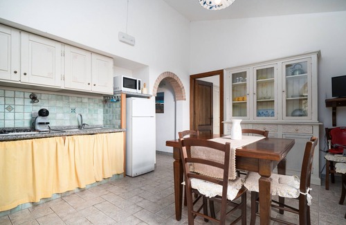Orosei House | Holiday Home 'Casa Su Barone 2' with Shared Garden, Wi-Fi and Air Conditioning
