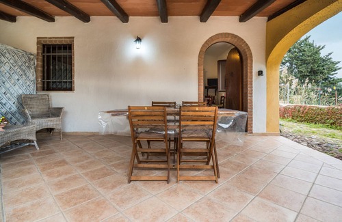 Orosei House | Holiday Home 'Casa Su Barone 2' with Shared Garden, Wi-Fi and Air Conditioning