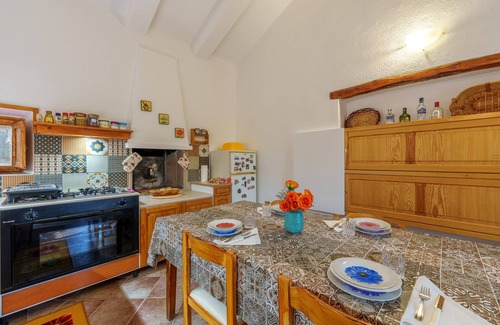 Sa Castangia House | Holiday Home 'Casa Vacanza Macciunitta' with Private Garden, Wi-Fi and Air Conditioning