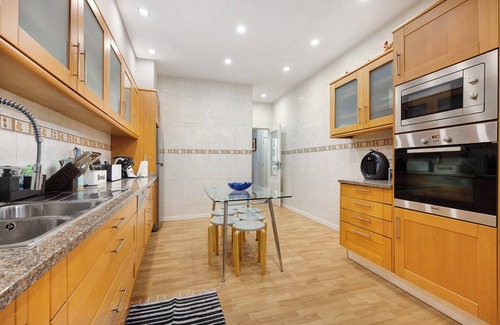 Ferragudo House | Holiday Home 'Casa Vista Rio' with Sea View, Wi-Fi and Air Conditioning