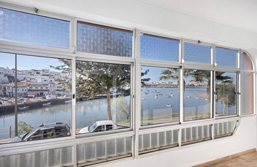 Ferragudo House | Holiday Home 'Casa Vista Rio' with Sea View, Wi-Fi and Air Conditioning