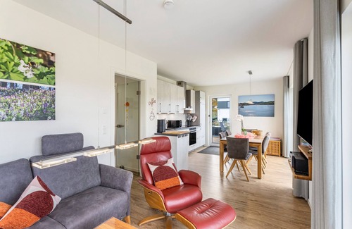 Heringhausen House | Holiday Home 'Catharina' with Lake View, Private Terrace and Wi-Fi