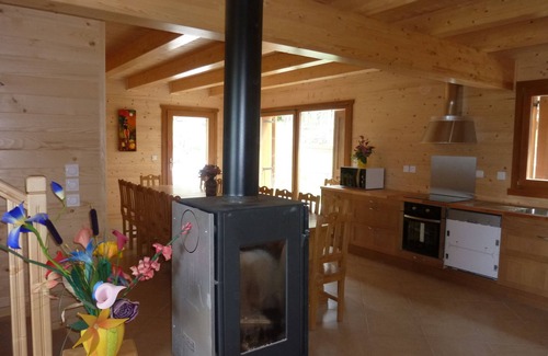 Les Orres Ski Chalet | Holiday Home 'Chalet Bellevue' with Mountain View, Shared Pool and Wi-Fi