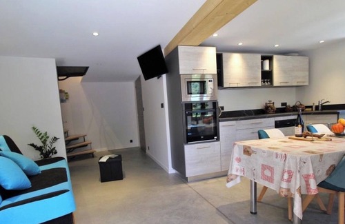 Beaujeu House | Holiday Home 'Château Saint-jean' with Mountain View, Private Terrace and Wi-Fi