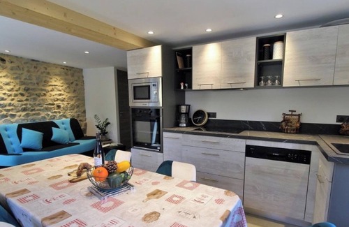 Beaujeu House | Holiday Home 'Château Saint-jean' with Mountain View, Private Terrace and Wi-Fi