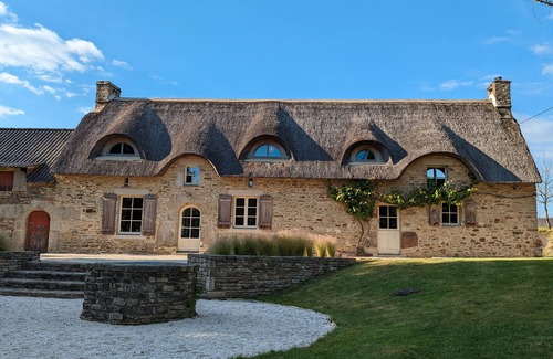 Camors House | Holiday Home 'Chaumière Bretonne - Palais Du Thé' with Shared Terrace, Private Garden and Wi-Fi