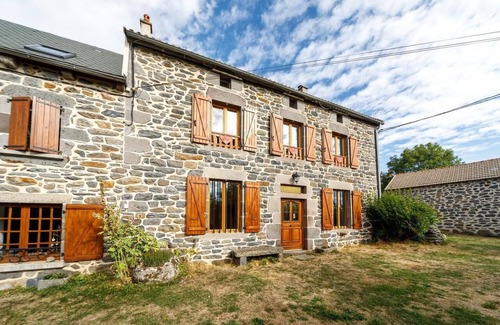 Valuejols House | Holiday Home 'Chez Félicie' with Private Terrace and Shared Garden