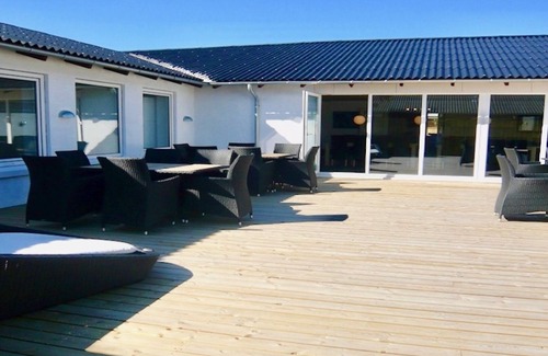 Harboore House | Holiday home close to the sea with indoor pool and room for 30 people