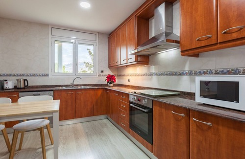 Collbato House | Holiday Home 'Collbato Resort' with Mountain View, Wi-Fi and Air Conditioning