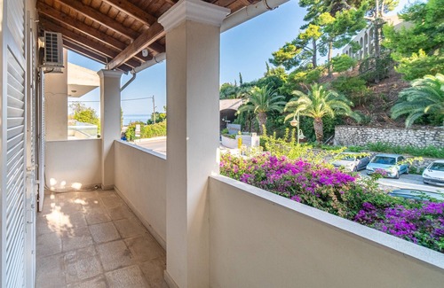 Dafnata House | Holiday Home "Corfu Sea House" with Balconies, Wi-Fi & Air Conditioning