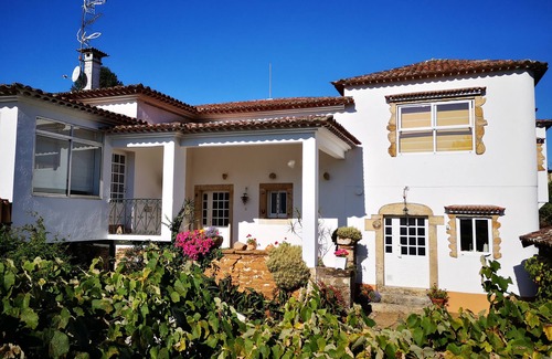 O Rosal House | Holiday Home 'Cottage' with Mountain View, Shared Pool and Wi-Fi