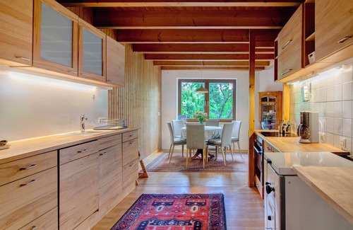Wahlwies House | Holiday Home with Private Terrace, Private Garden and Wi-Fi